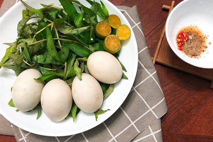 Mẹ bầu có nên ăn trứng vịt lộn ?