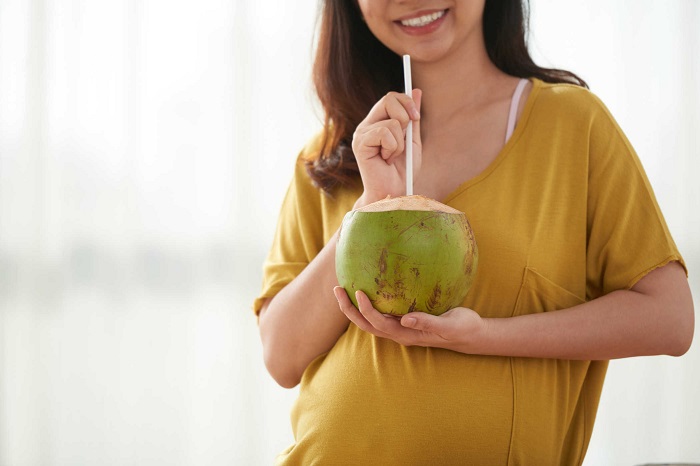 Phụ nữ mang thai uống nước dừa được không