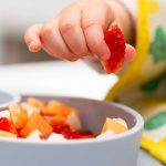 Những lưu ý quan trọng khi cho trẻ dưới 1 tuổi ăn hoa quả