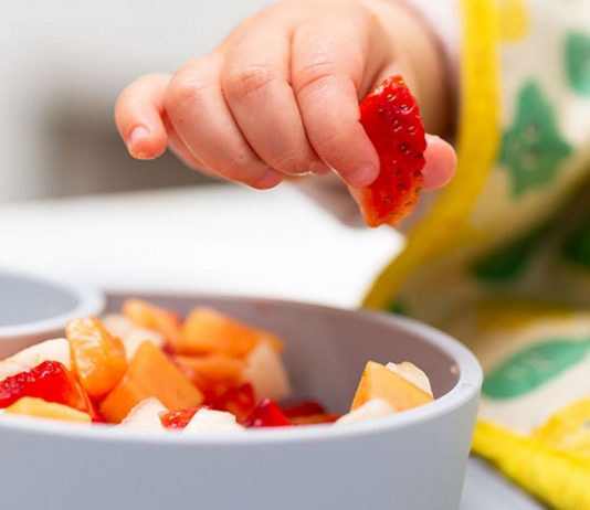 Đâu là những lưu ý quan trọng khi cho trẻ dưới 1 tuổi ăn hoa quả Những lưu ý quan trọng khi cho trẻ dưới 1 tuổi ăn hoa quả