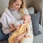 Có nên cho trẻ sơ sinh nằm bú bình hay không?