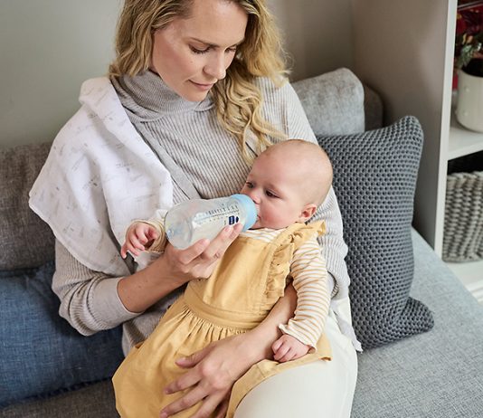 Có nên cho trẻ sơ sinh nằm bú bình hay không?