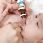 vitamin-d3-cho-tre-so-sinh-uong-may-giot